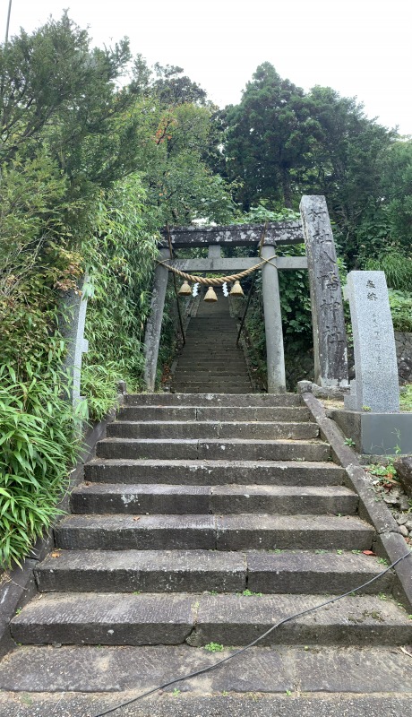 参道から神社入口。なんだか天狗でも出てきそう。